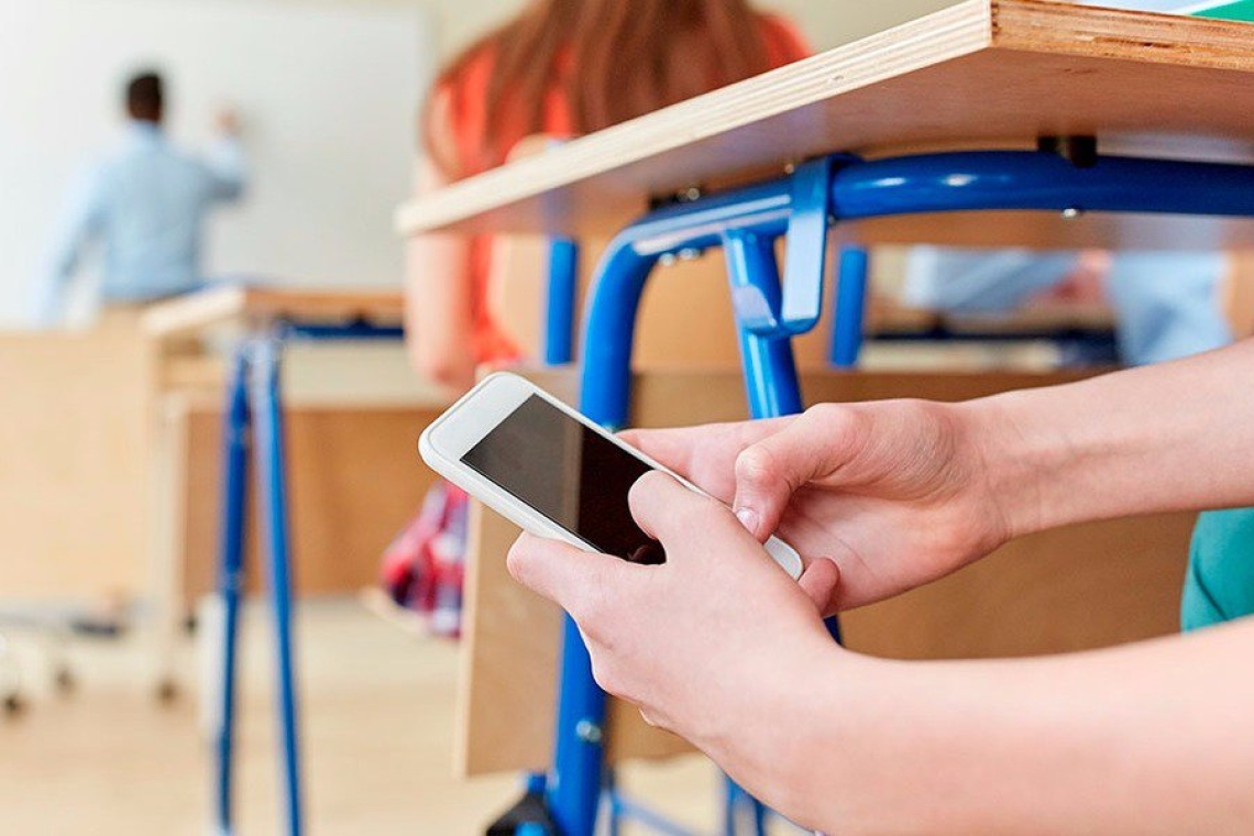 Теперь ученики не смогут свободно пользоваться телефонами на уроках