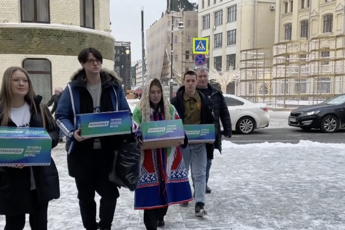 Югра передала первую партию собранных подписей в поддержку самовыдвижения Владимира Путина в Москву