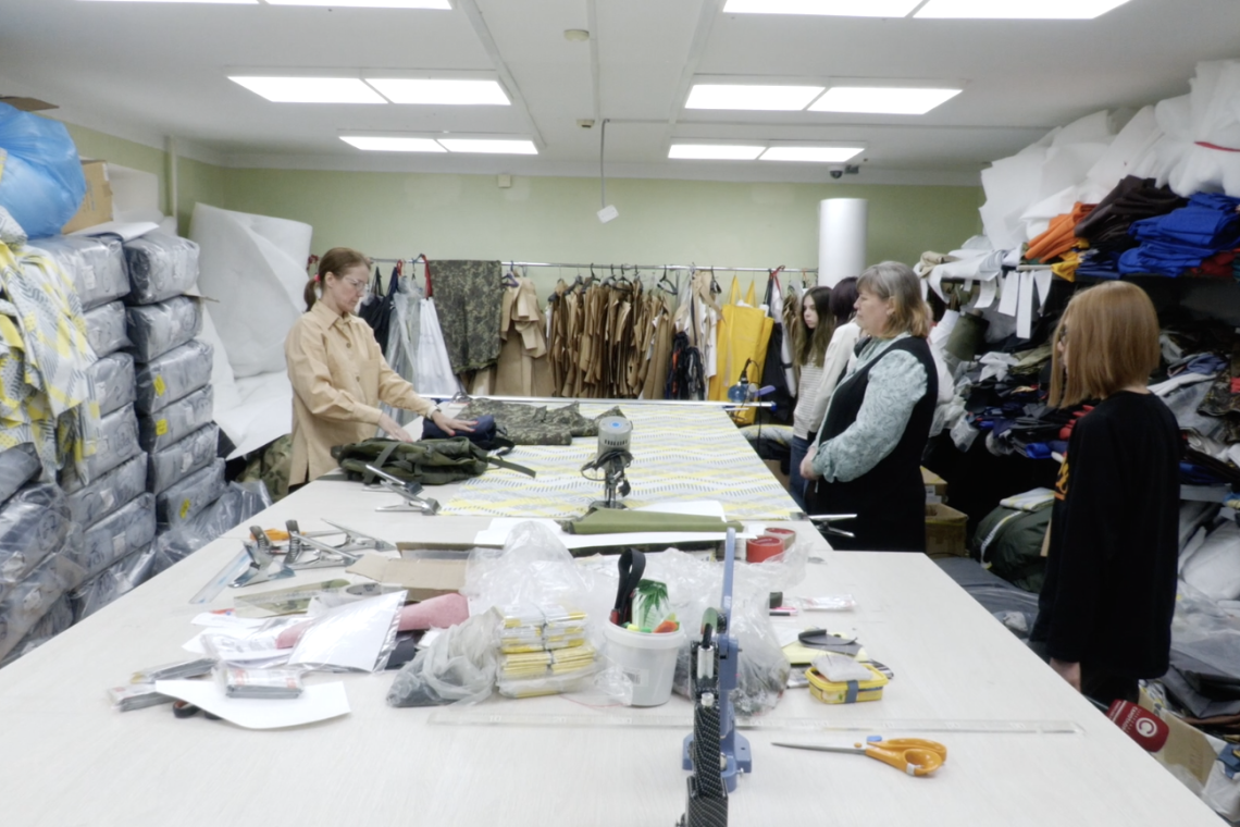 Школьники Нижневартовска посетили швейный цех "Гильдия", где их познакомили с технологиями производства