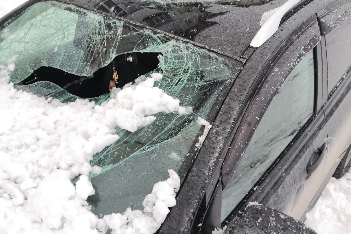 Снег с крыши vs припаркованного авто