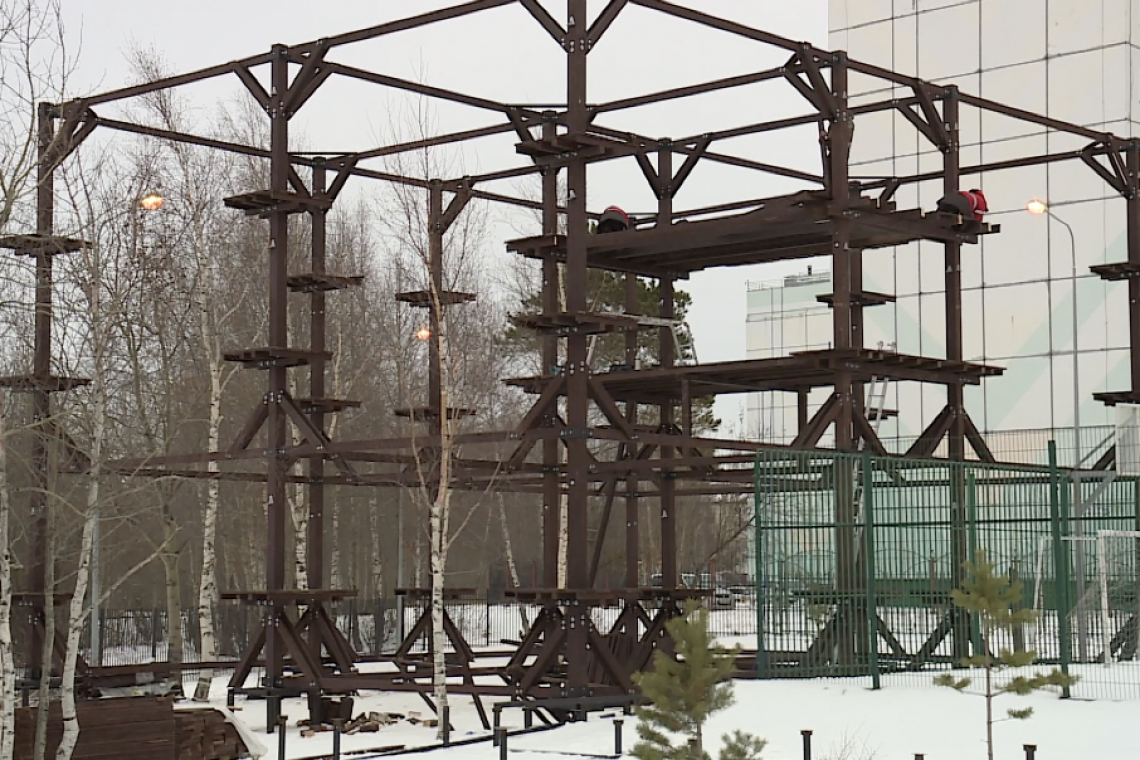 В Нижневартовске у ФСК «Юбилейный» оборудуют новый веревочный парк