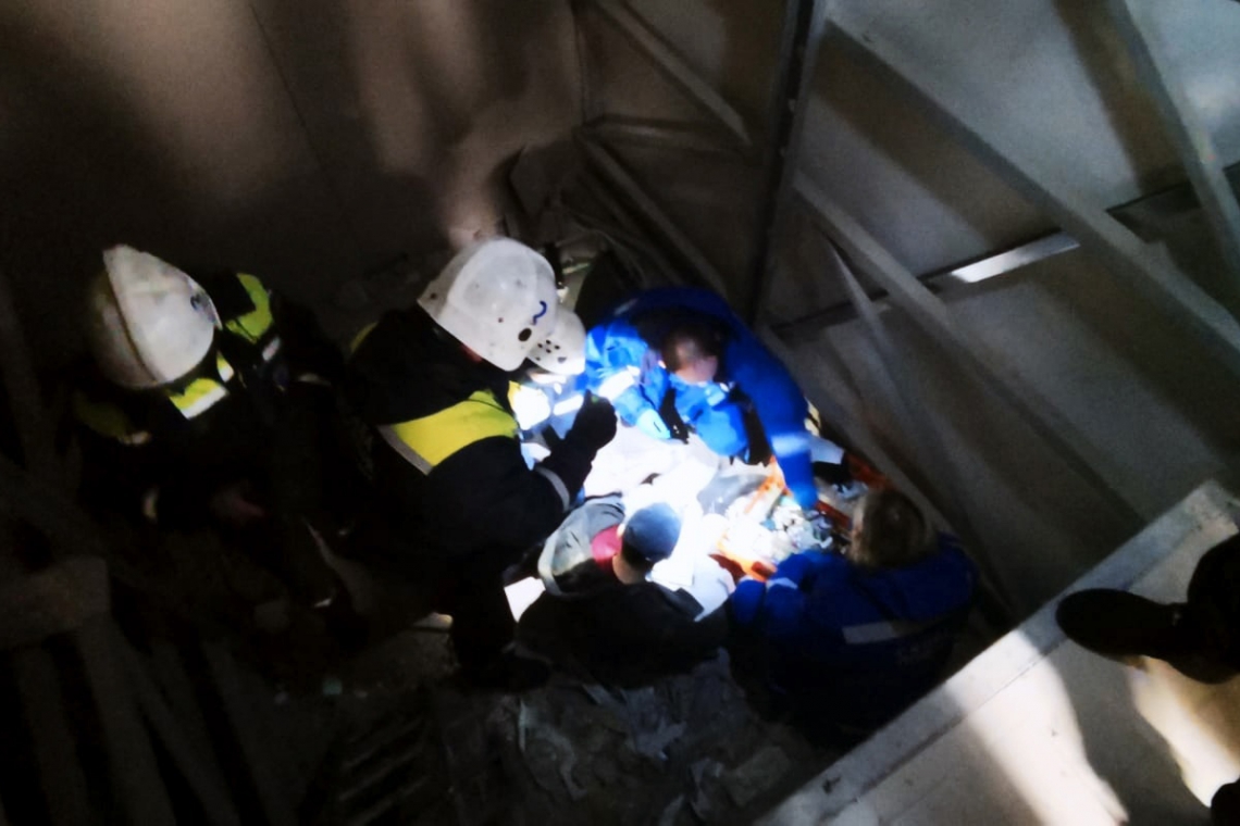 В Нижневартовске 39-летний мужчина упал в шахту грузового лифта