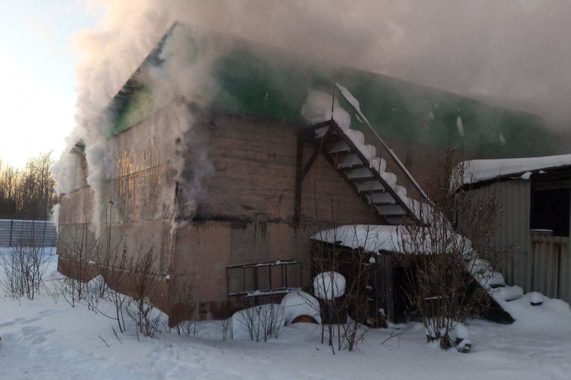 В Старом Вартовске, возле первой школы сгорел склад покрышек
