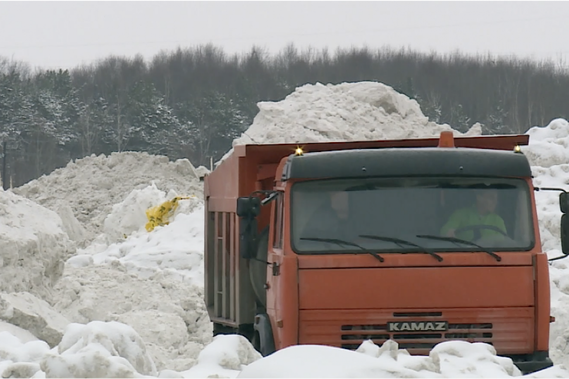 Дорожные службы устраняют последствия обильного снегопада