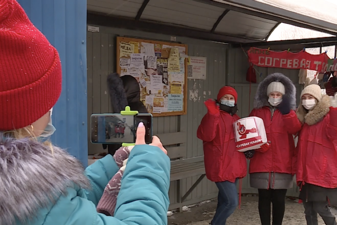 Волонтеры Нижневартовска раздали связанные вещи всем нуждающимся