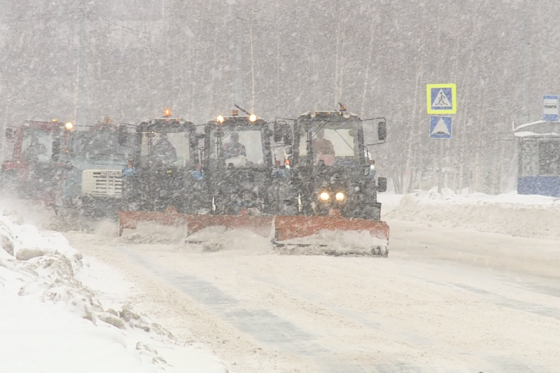 На улицах Нижневартовска вывозят снег и очищают ливневки 