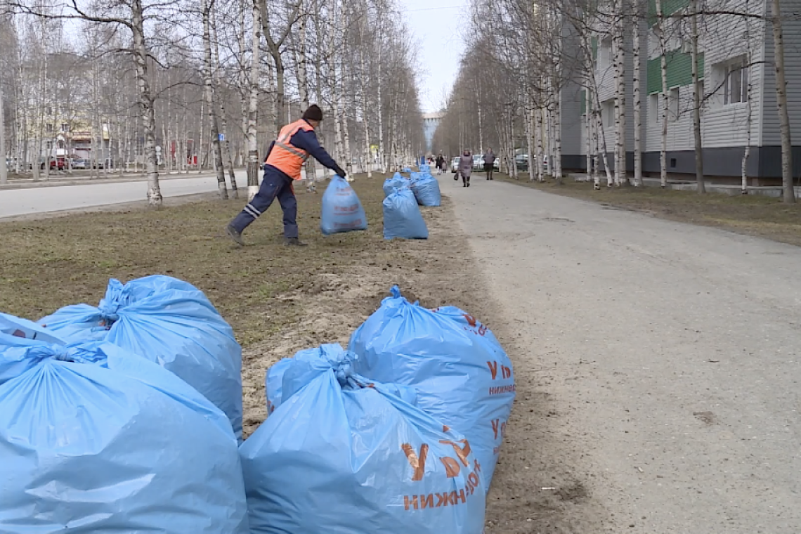 Улицы Нижневартовска активно готовят к предстоящим праздникам