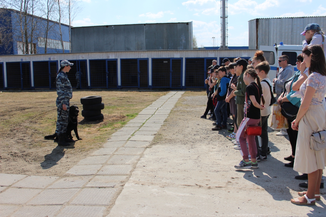 Сотрудники УМВД по г. Нижневартовску организовали экскурсию для подростков в Центр кинологической службы
