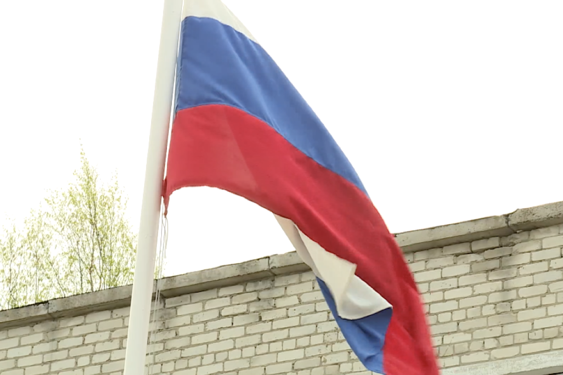 Каждую неделю в учебных учреждениях Нижневартовска проходит торжественное поднятие государственного флага РФ