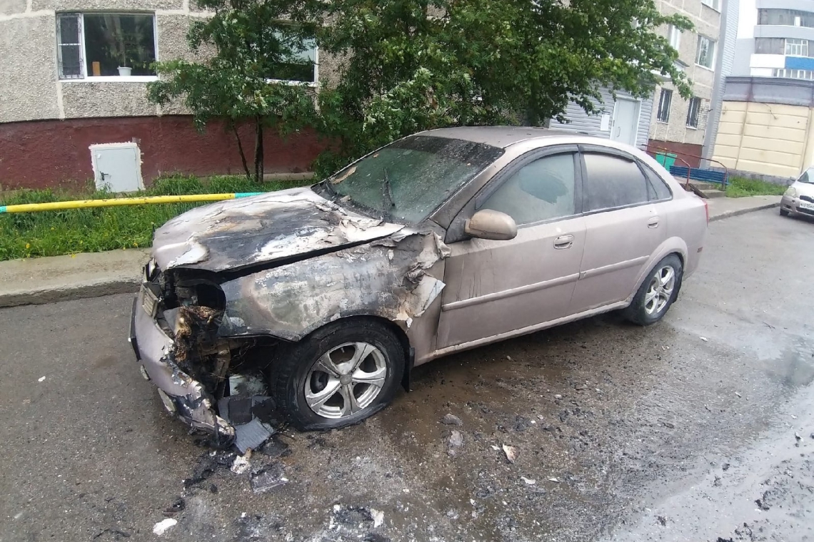 На улице Ханты-Мансийская загорелся автомобиль