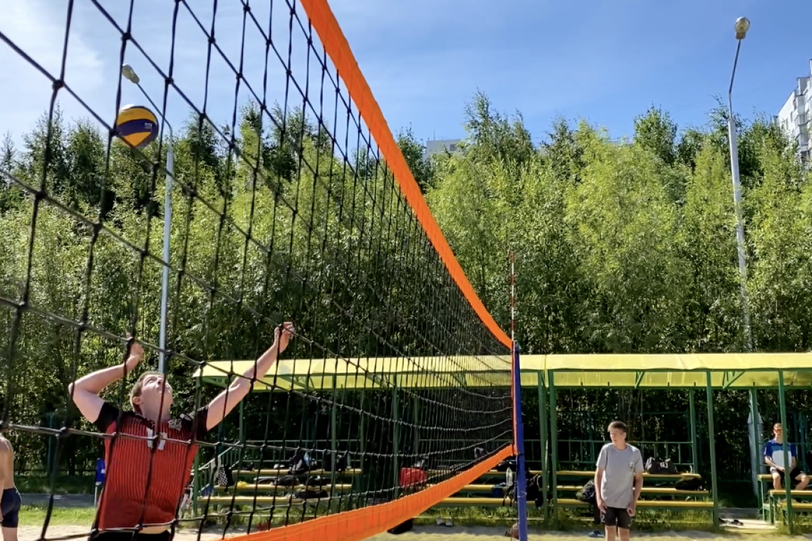 В Нижневартовске лето, солнце, жара. Самое время поиграть в волейбол! 