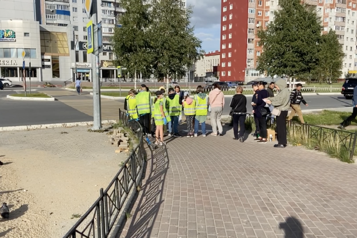 Сними наушники, отвлекись от телефона, убедись в безопасности, а только  потом иди...