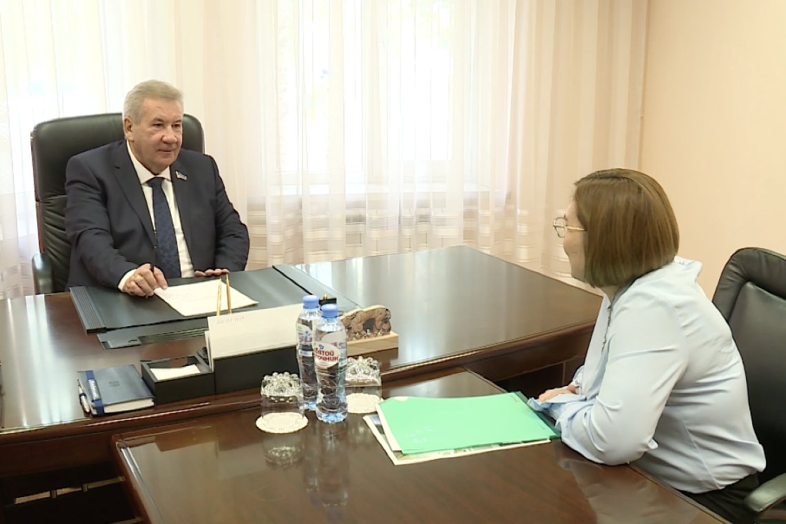 Председатель Думы ХМАО-Югры Борис Хохряков провел прием по личным вопросам
