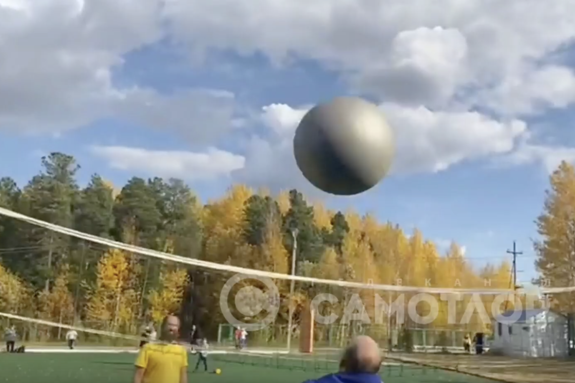 Волейбол с огромным мячом. Белорусы пляшут под татарские мотивы. Всё это на фестивале "Нижневартовск - территория дружбы"