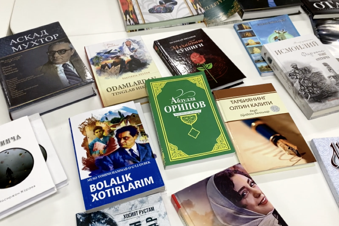 Более 30 книг на узбекском языке подарил одной из библиотек Нижневартовска консул Узбекистана