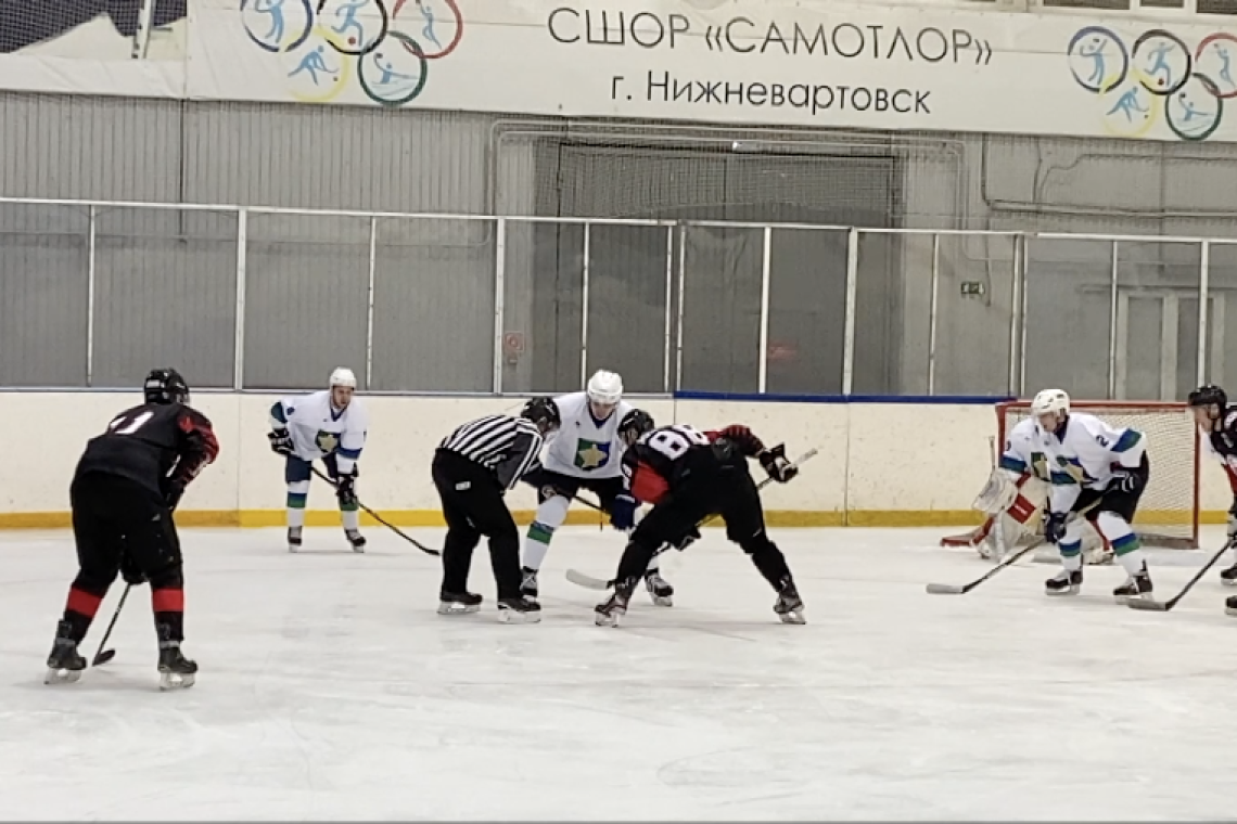 В Нижневартовске проходят открытые соревнования по хоккею 