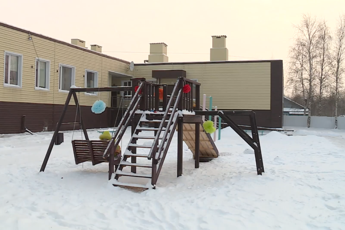 Новая жизнь старой площадки. В поселке Беловежский обновили детский игровой комплекс