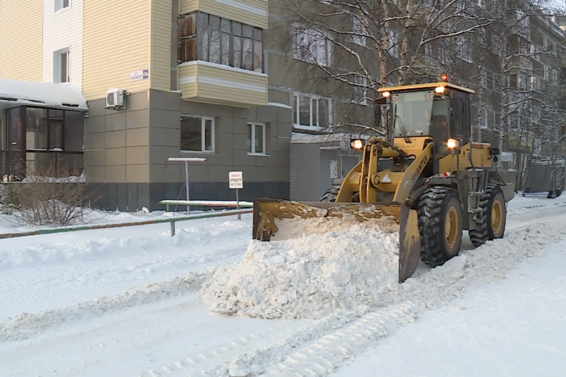 Коммунальные службы ударными темпами очищают дворы Нижневартовска от снега