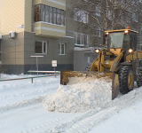 Коммунальные службы ударными темпами очищают дворы Нижневартовска от снега
