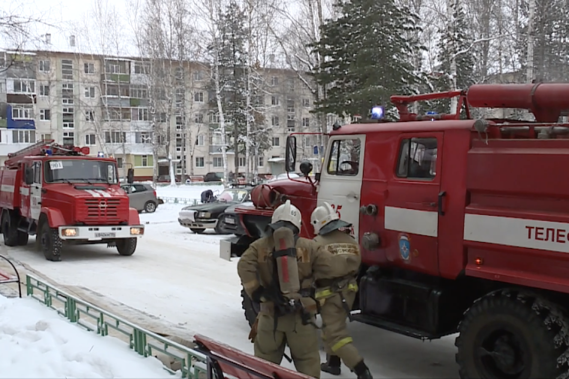 В пожарные части Нижневартовска поступил сигнал о возгорании кровли в многоквартирном жилом доме