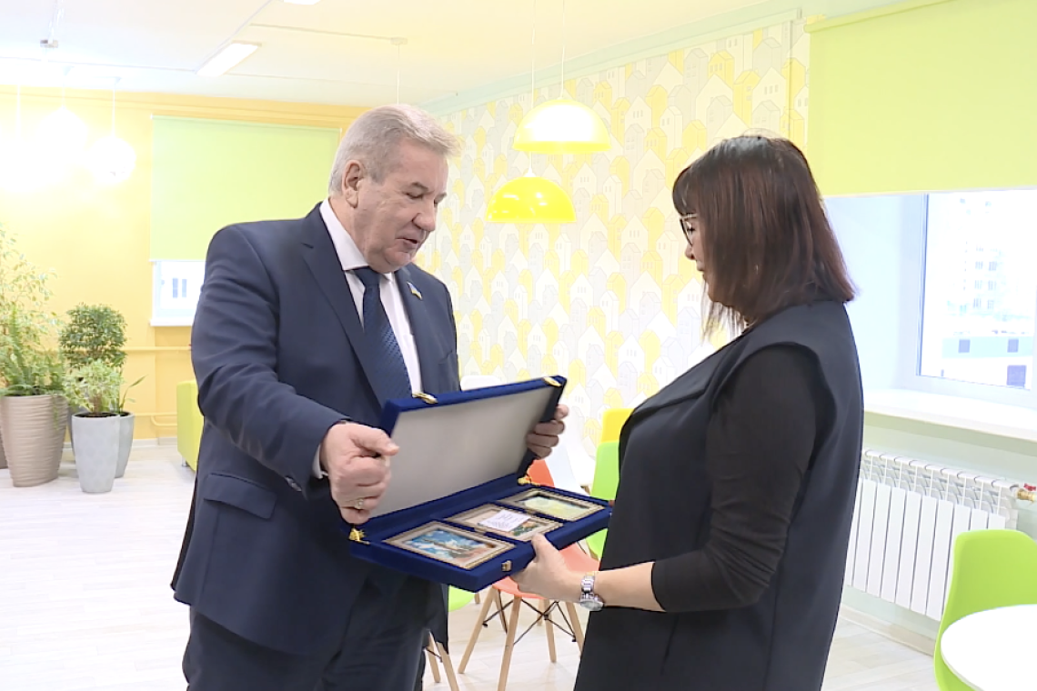 Председатель Думы Югры Борис Хохряков в рамках рабочей поездки посетил библиотеку нового поколения