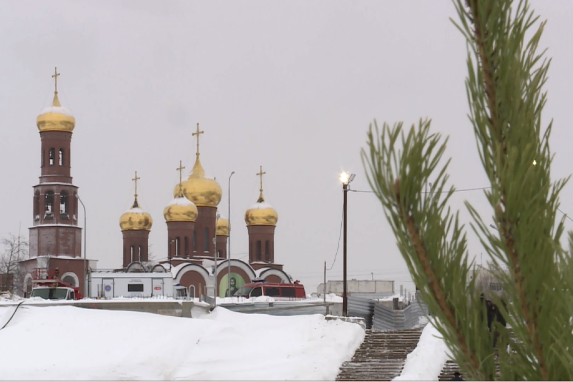 Православные христиане отмечают праздник Крещения. Окунаются в крещенские купели и запасаются святой водой