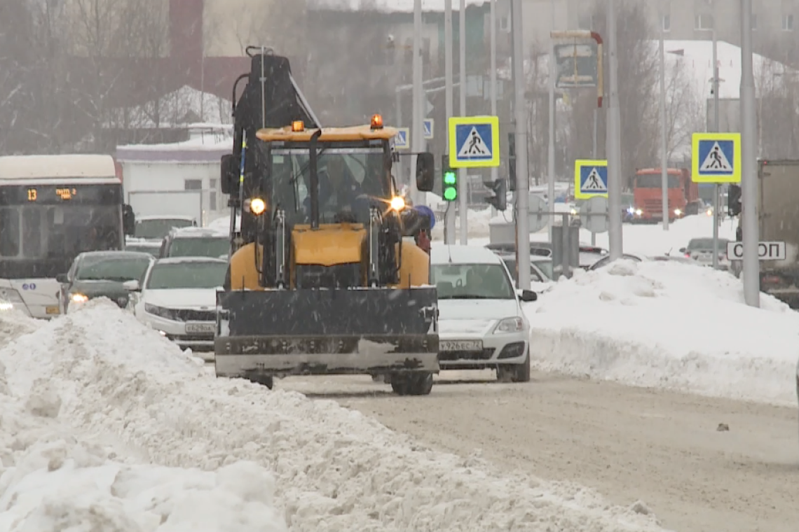 В Нижневартовске продолжается усиленная уборка снега