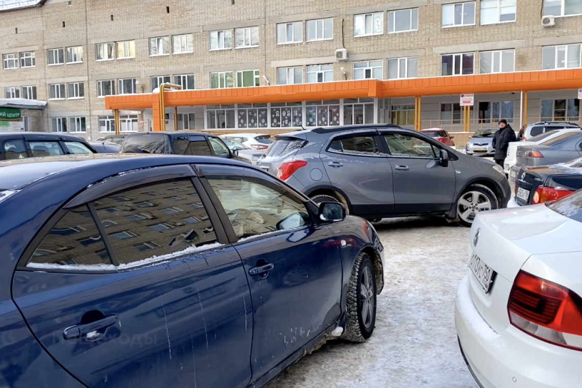 Парковку около первой городской поликлиники Нижневартовска планируют расширить