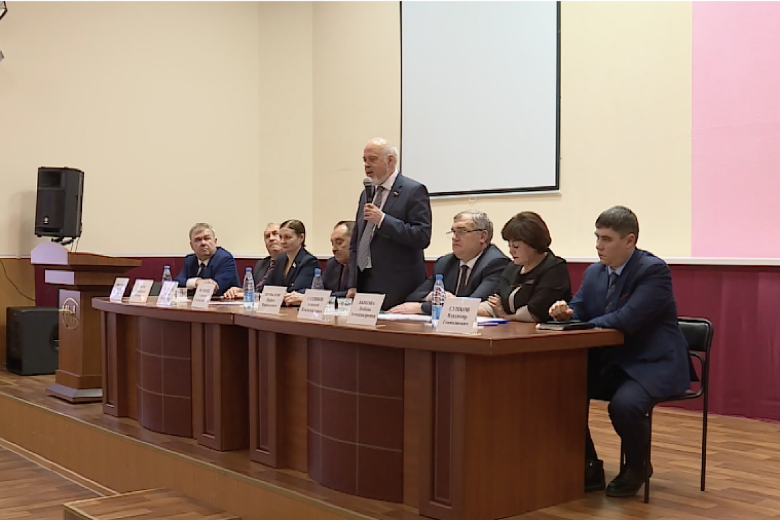 Депутаты разных уровней встретились с трудовым коллективом "Нижневартовскавиа"
