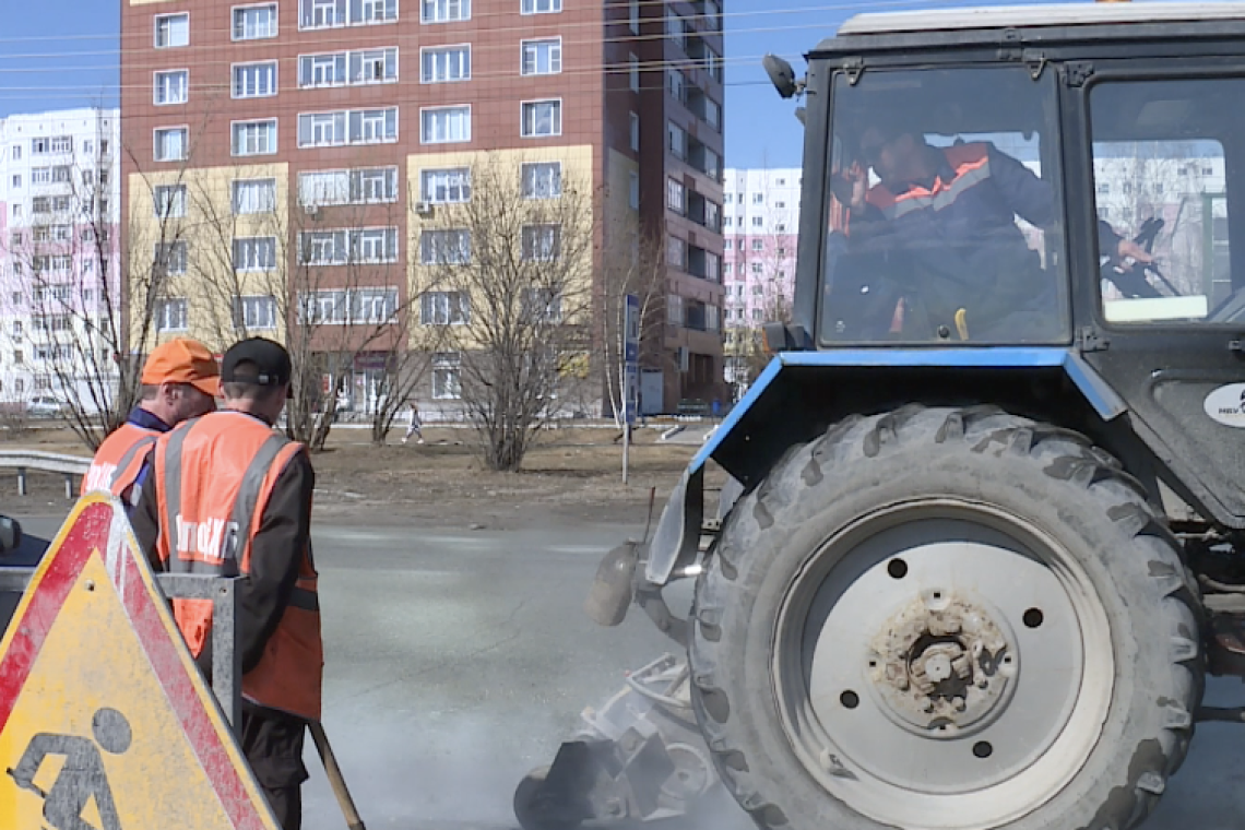 Аварийные службы принялись за ремонтные работы на дорогах Нижневартовска
