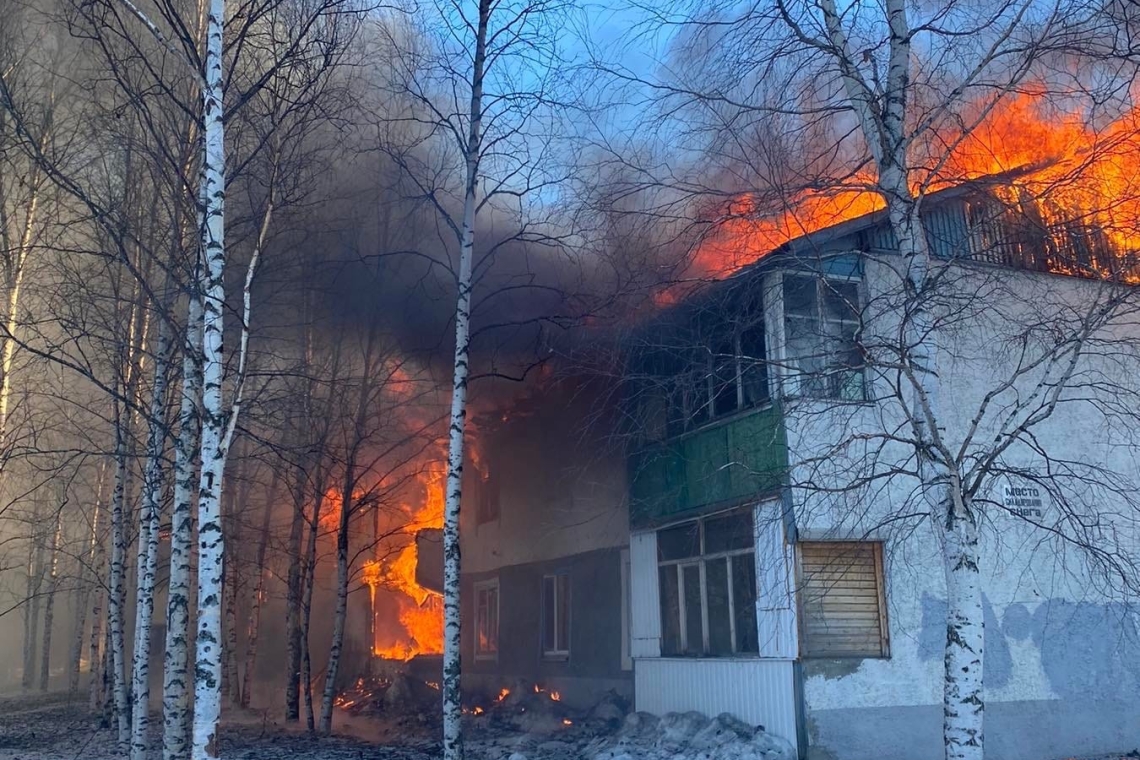 В Нижневартовске сгорели два дома - Декабристов 4а и 6а
