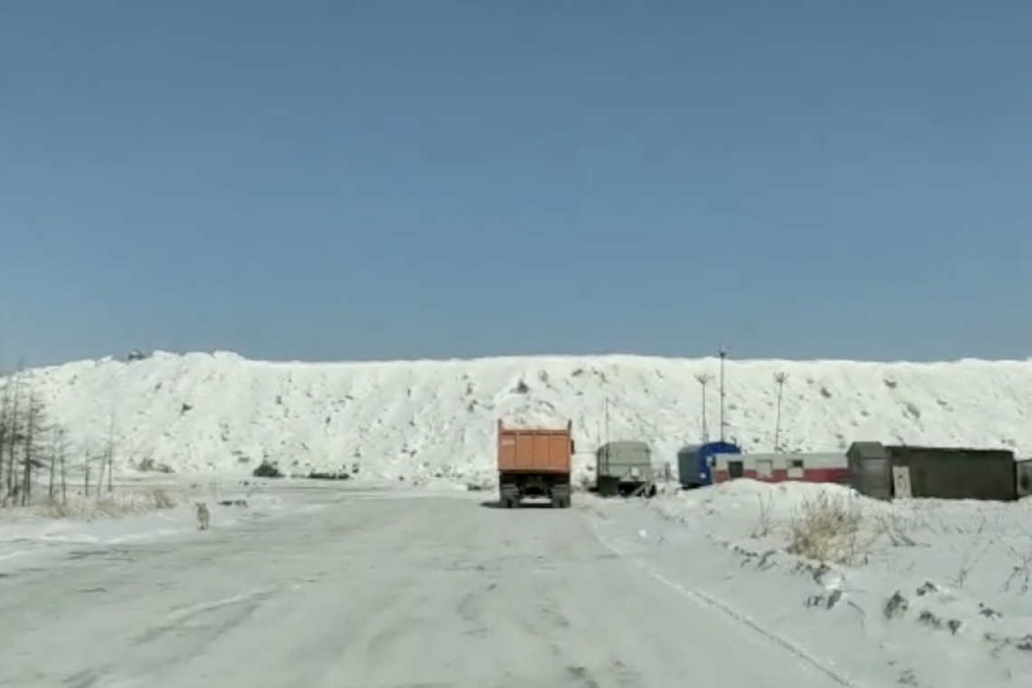 В Нижневартовске поймали водителя, который незаконно складировал снег
