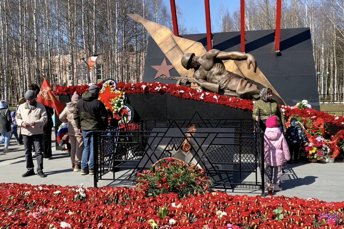Наталья Комарова возложила цветы к мемориалу «Воинам-землякам» в Нижневартовске