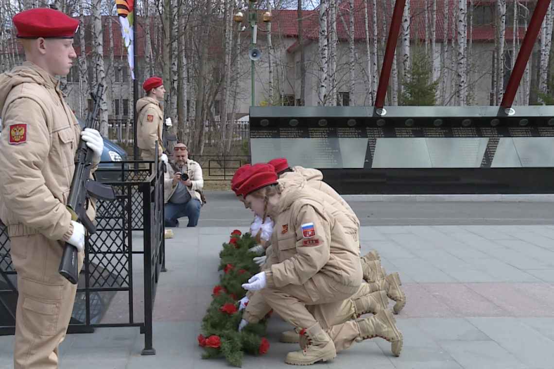 Вартовчане возложили цветы к памятнику воинам-землякам, погибшим в Великой Отечественной войне