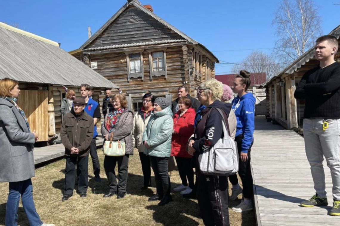 Жителям Донбасса провели экскурсию по Музею истории русского быта