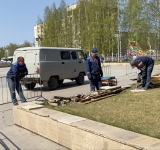 На площади Нефтяников начались работы по обновлению плитки