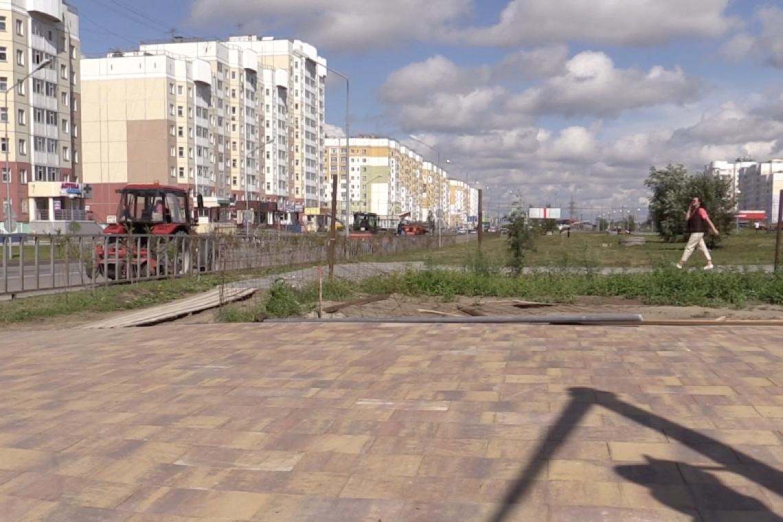 На Восточном проезде, в створе улиц Героев Самотлора и Салманова, рабочие приступили к асфальтированию