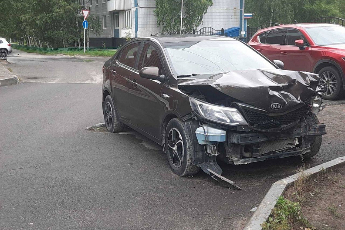 Коммунальщики Нижневартовска 4 месяца не могут попасть в колодец из-за припаркованного на нем автомобиля