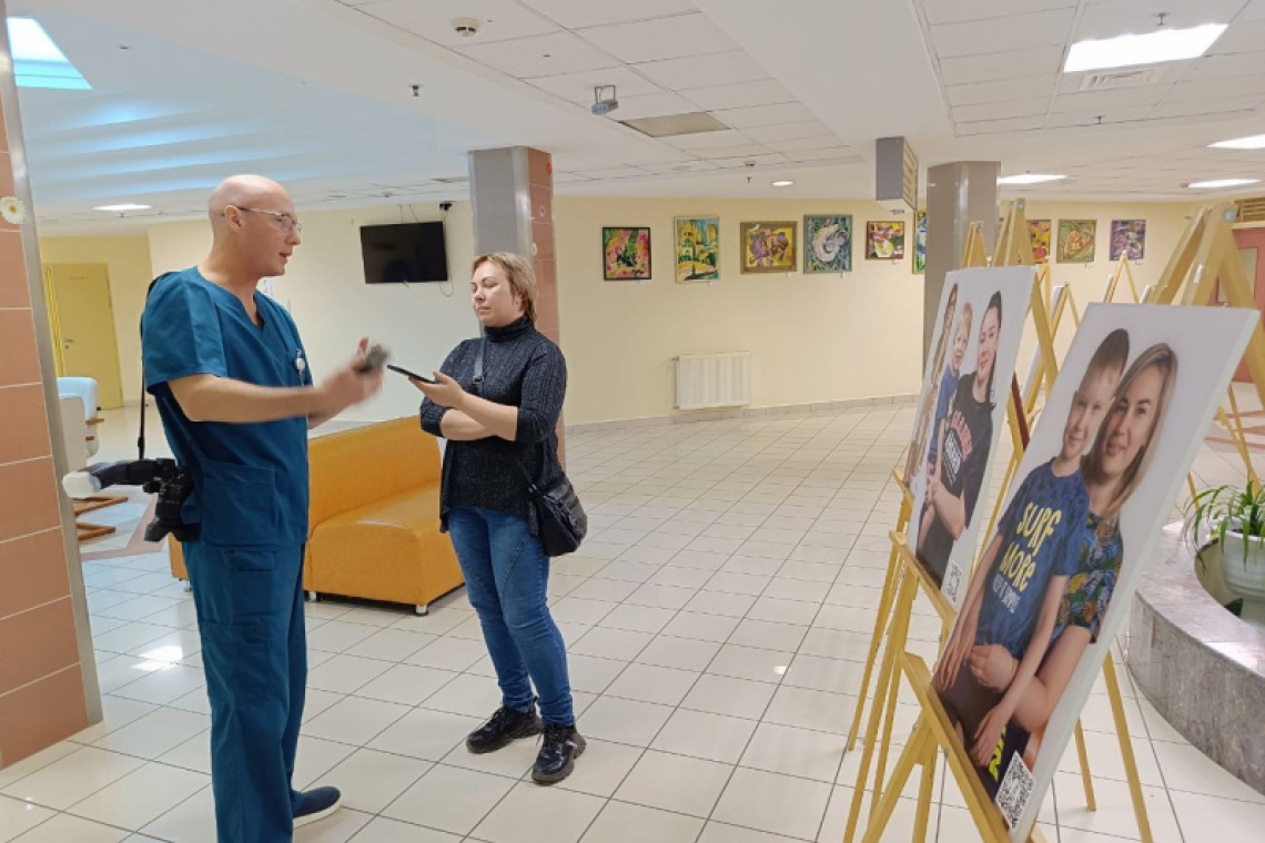 В Нижневартовской окружной детской больнице открыли фотовыставку с историями пациентов