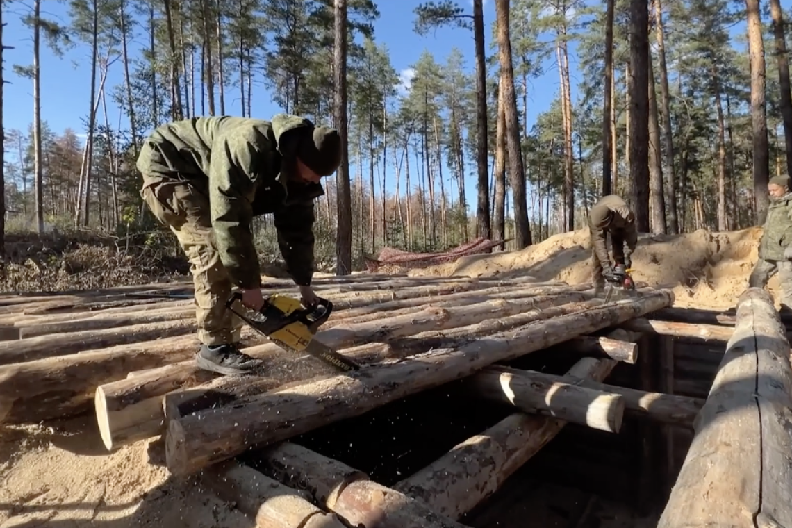 Бойцы СВО строят блиндажи из югорской древесины