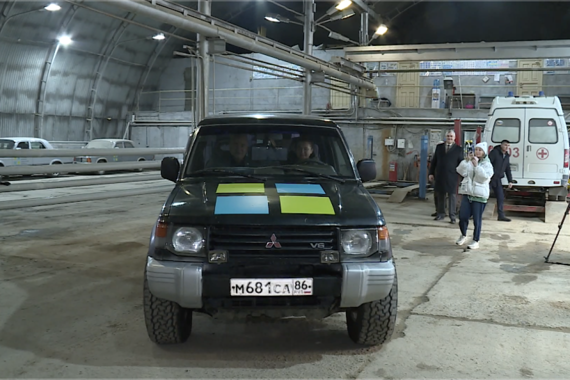 Коллектив ОКБ Нижневартовска передал своей сотруднице машину высокой проходимости, груженую гуманитарной помощью