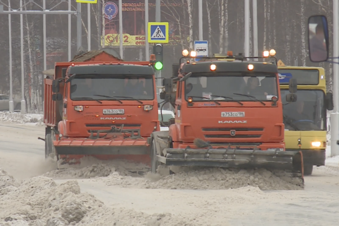 На улицы Нижневартовска ежедневно выезжают более 60 снегоуборочных машин
