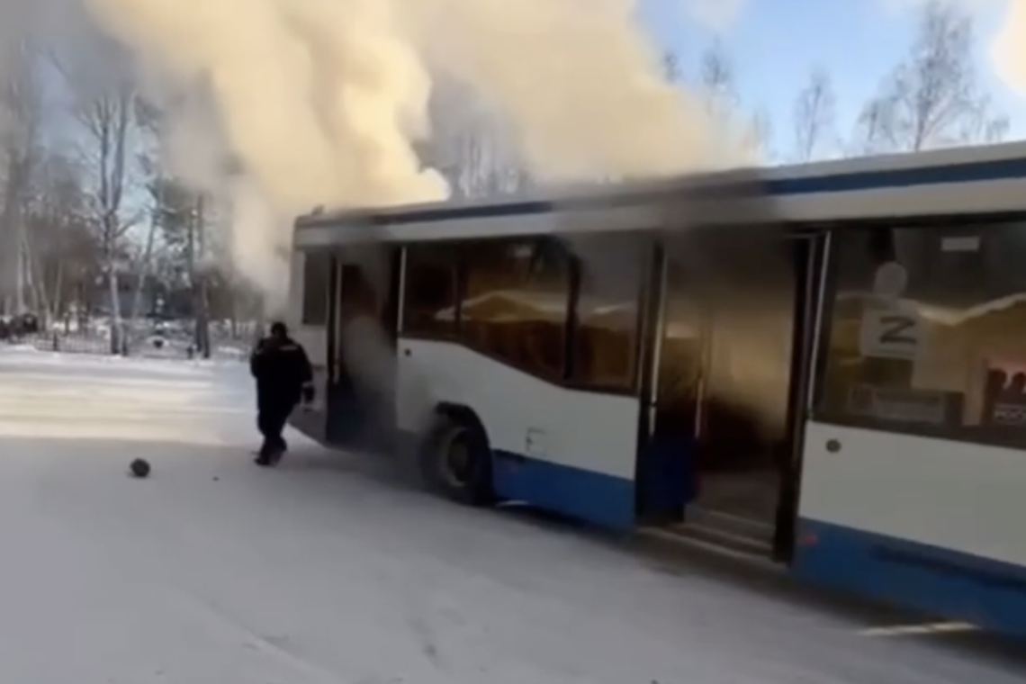 В ХМАО на трассе загорелся рейсовый автобус с пассажирами