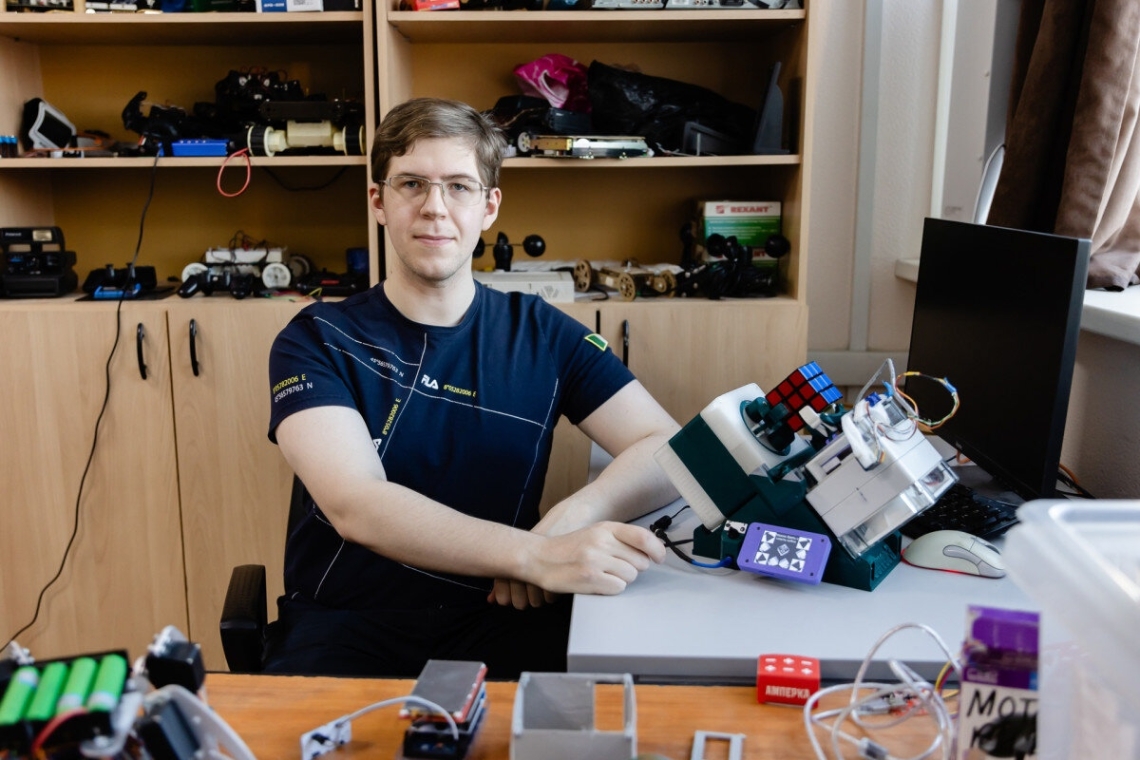 В Нижневартовске студент изобрел робота, способного собрать кубик Рубика