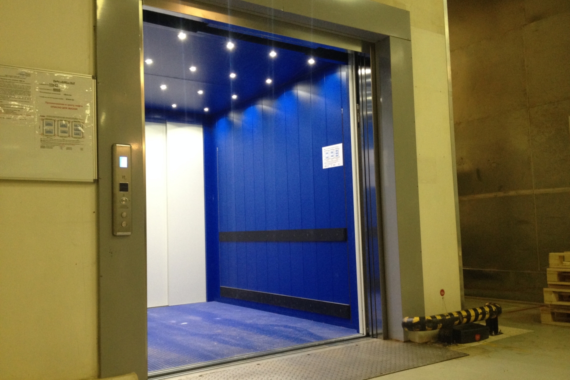 В ХМАО в одном из торговых центров мужчину насмерть придавило лифтом
