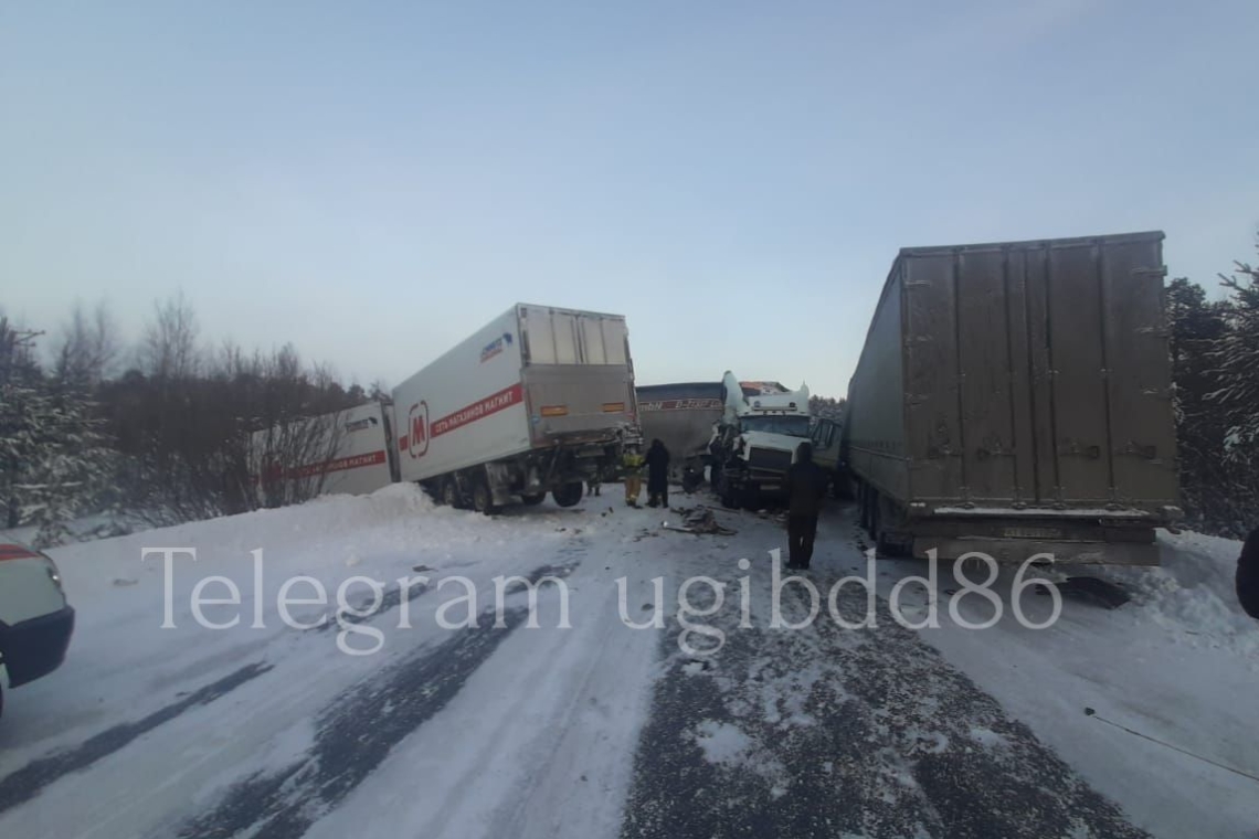 На автодороге Сургут-Нижневартовск столкнулись три большегруза, есть пострадавший