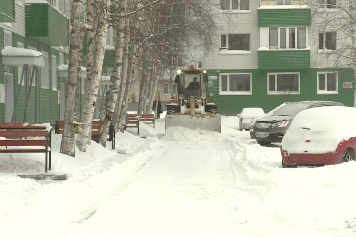 К решению проблемы уборки снега во дворах Нижневартовска подключились депутаты Думы города