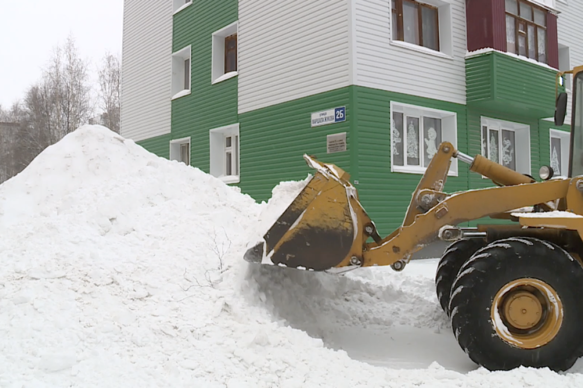 Сотрудники УпоДХБ продолжают в усиленном режиме убирать улицы города от снега