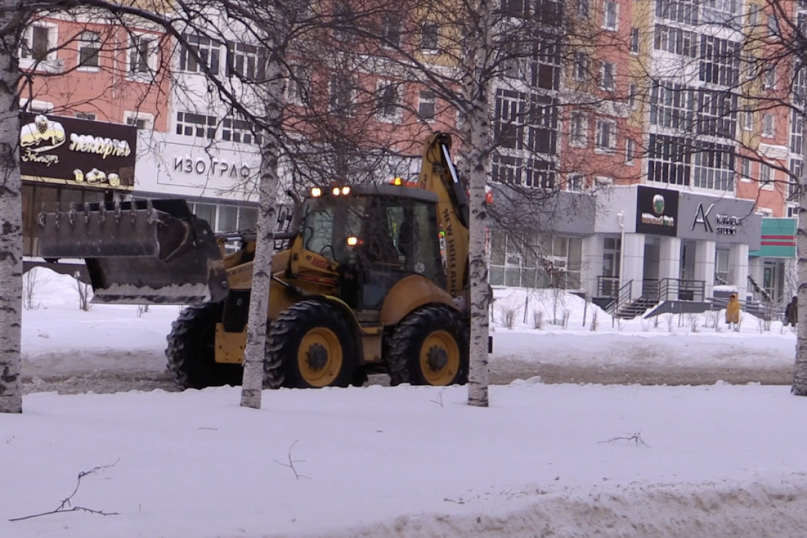 Очистка улиц и дворов от снега в Нижневартовске идет полным ходом