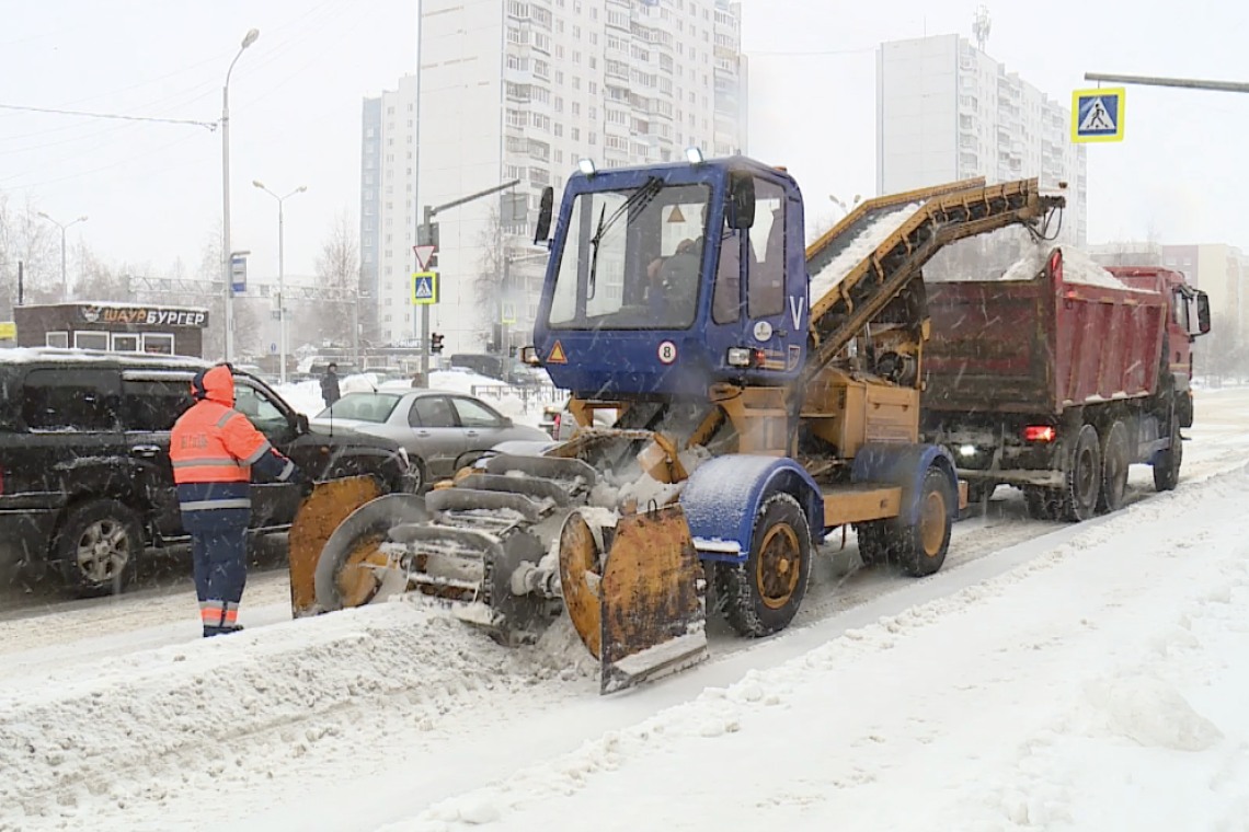 Уборка снега в Нижневартовске ведется практически круглосуточно